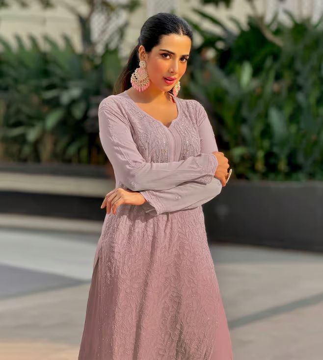 Fareen beautiful resham mukesh work viscose jall kurti paired with plazzo and chiffon dupatta.